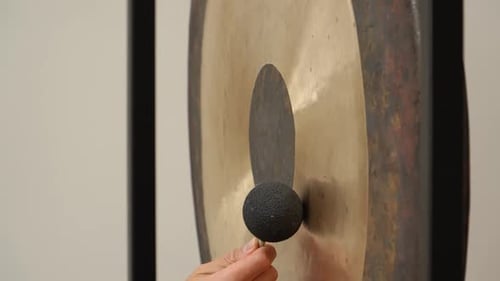 Nahaufnahme eines Musikers, der tibetischen Gong spielt