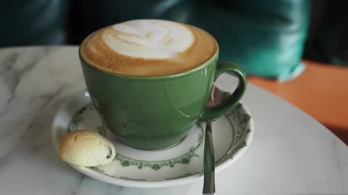 Taza de café sobre mesa de madera