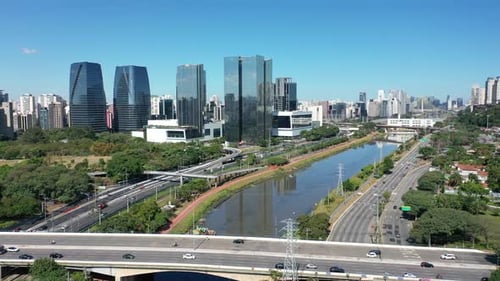 Edifícios famosos e rodovia no centro de São Paulo, Brasil.