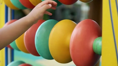 Buntes Abakus-Spielzeuggerät für Kinder auf dem Spielplatz, Nahaufnahme, Zeitlupe