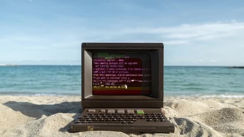 Computer mit Daten und Code auf dem Bildschirm