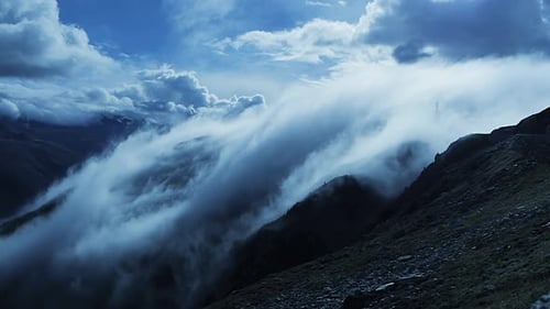 Nuvens de montanha majestosas e bonitas rolando graciosamente sobre uma paisagem serena e pacífica