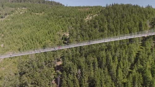 Die Sky Bridge ist eine Touristenattraktion in der Tschechischen Republik, die für mutige Besucher geeignet ist, die kletschen wollen