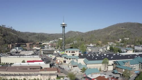 Vista aérea sobre el centro de Gatlinburg, Tennessee