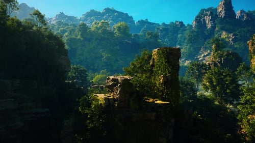 Uma vista panorâmica de uma cordilheira com árvores e rochas