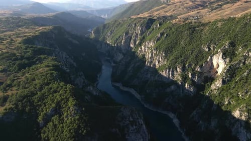 Ein gewundener Fluss fließt am Grund einer epischen Schlucht. Luftbild.