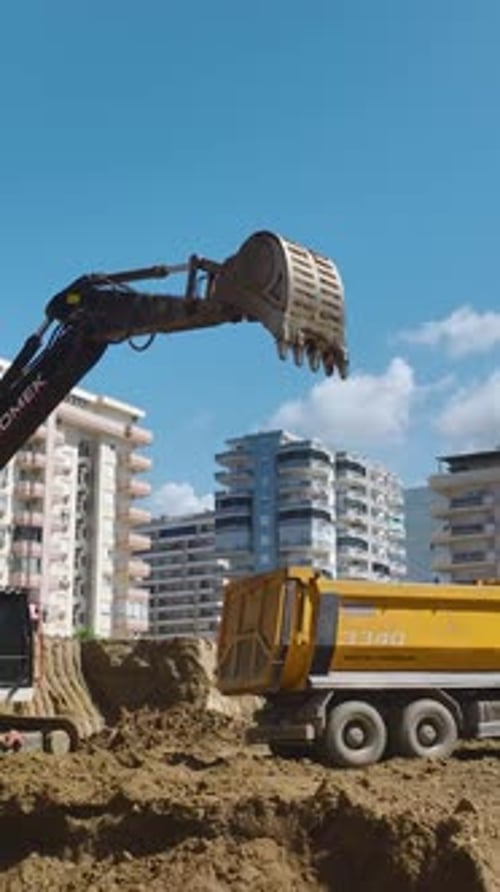 Vídeo vertical: Active Foundation trabaja con equipos y máquinas en una obra de construcción dinámica
