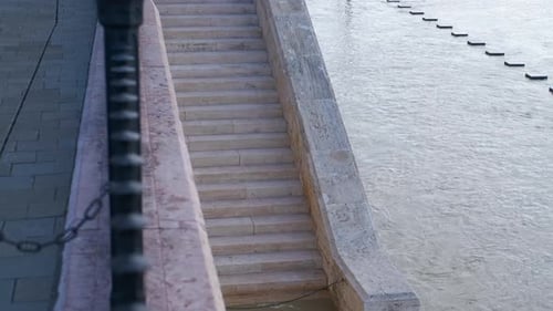 Água inundada inunda os degraus de pedra