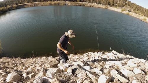 4K-HD-Clip eines Mannes beim Fliegenfischen. Amateurfischer an der felsigen Küste von Bay, bei einem Sieg