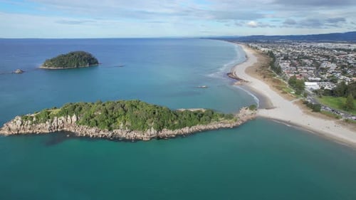 Îles de Moturiki et Motuotau dans la baie de Plenty, île du Nord, Nouvelle-Zélande. Vue aérienne