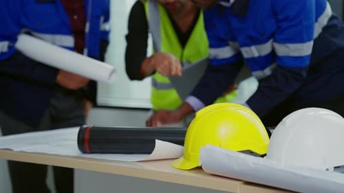 Engenheiros de construção profissionais usando o Blueprint Brainstorming