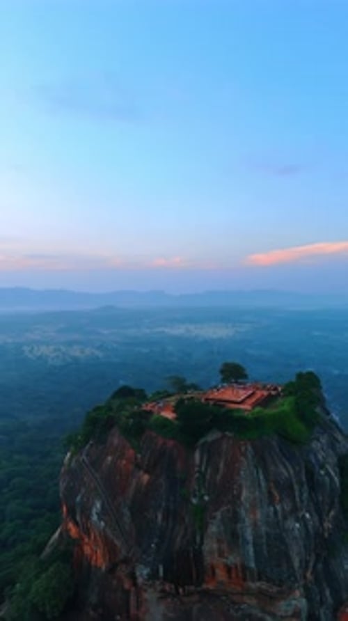 Vue panoramique de la forteresse de Sigiriya au Sri Lanka au coucher du soleil. Vue brumeuse de paysages verdoyants en toile de fond
.