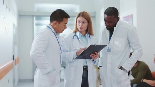 Medical Professionals Collaborating Effectively Within a Dynamic Hospital Environment Today