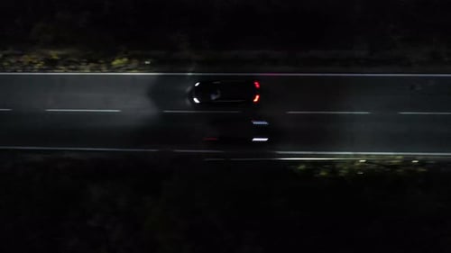 Luftaufnahme eines Autos auf der Straße bei Nacht