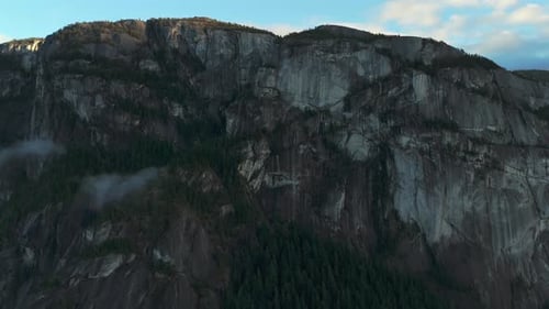 Stawamus Chief, monolithe de granit dans le parc provincial Stawamus Chief, près de Squamish, en Colombie-Britannique.