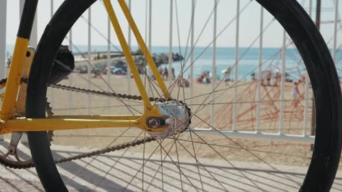 Un homme fait du vélo près de la plage de Barcelone le matin, transport neutre en carbone