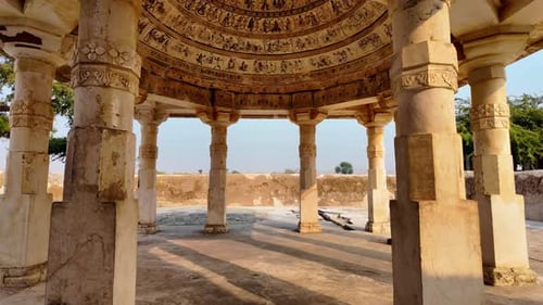 Peintures murales anciennes et architecture en pierre du temple de Gori, Nagarparkar, Pakistan