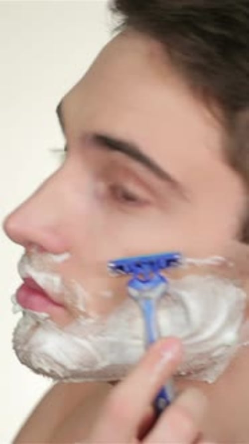 Jovem confiante se barbeando com um toque moderno