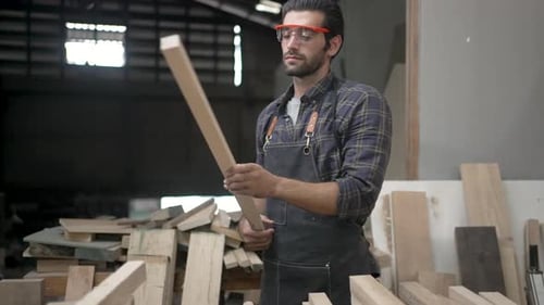 Carpenter arbeitet in der Werkstatt.