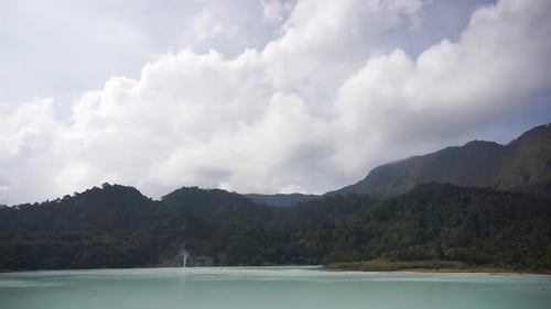 Lago Talaga Bodas, um ponto turístico natural em Garut, Java Ocidental, Indonésia, belas paisagens naturais,