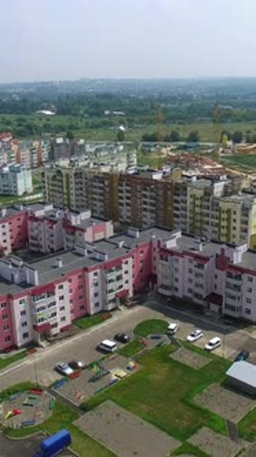 Sobrevolando un nuevo complejo residencial de la ciudad en verano. Vista panorámica desde arriba de edificios modernos