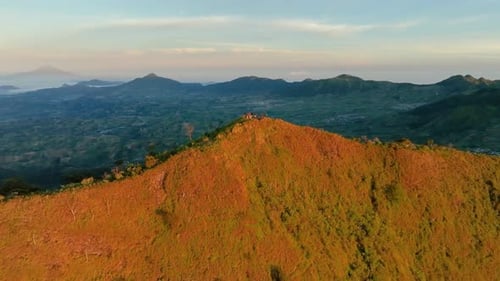 Luftaufnahme des Gipfels des Mount Bisma in Zentral-Java, Indonesien.
