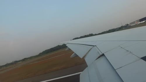 Flugzeugflügellandung auf der Landebahn Audio