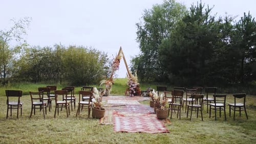 Hermosa decoración en forma de arco para ceremonias de bodas al aire libre, composiciones florales florales de colores pastel