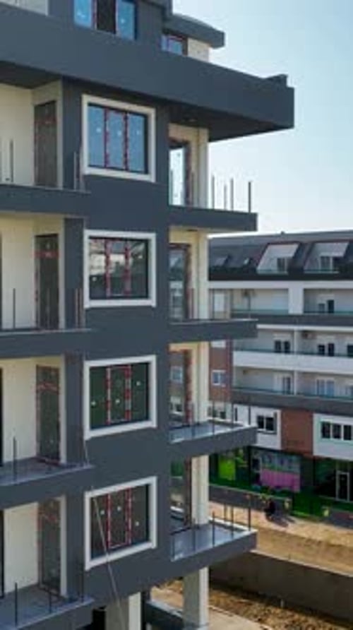 Vídeo vertical sobre cómo crear oportunidades y liberar el potencial a través de la construcción de propiedades