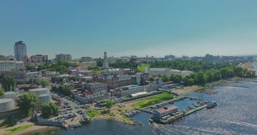Luftbild Die historische Stadt steht am Ufer des Flusses