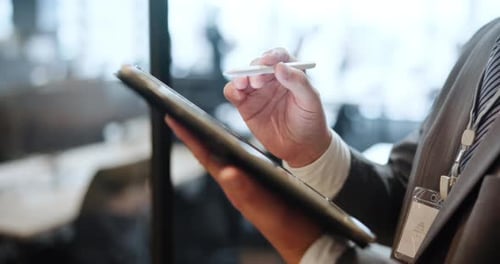 Mains, homme d'affaires et tablette avec stylet pour la mise en réseau, la connexion et l'application de défilement au bureau