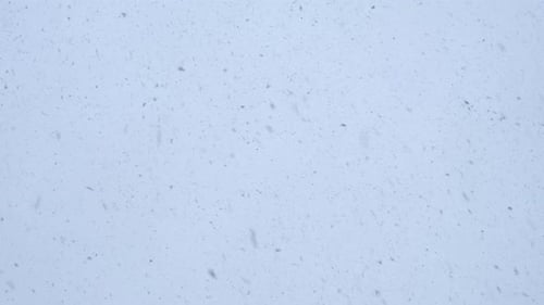 Schneefall am bewölkten Himmel