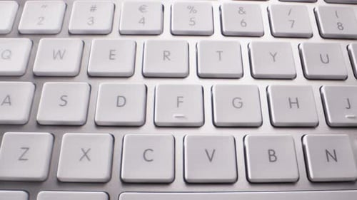 Nahaufnahme der Tasten der drahtlosen weißen und silbernen Tastatur
