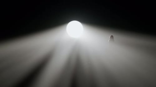 Hellweißer Strahler, professionelle Lichtausrüstung, die in der Dunkelheit leuchtet, Hand- und Silhouettenspiel