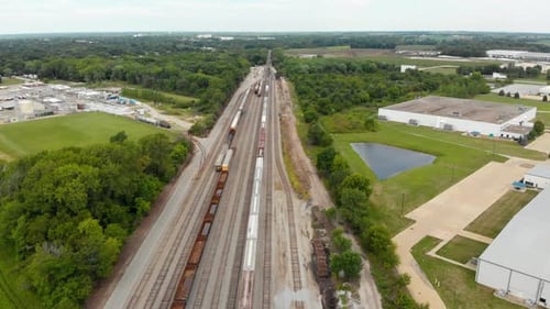Vista aérea de 4k mostrando vários trens estacionados em uma estação de trem esperando para sair