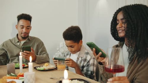 Family Mealtime with Devices at Home
