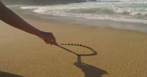 Schönes gemaltes Herz auf braunem Sand, Sonnenuntergang, Meereshintergrund. Konzept: Ruhe, Liebe, Stil, Leben, Sex