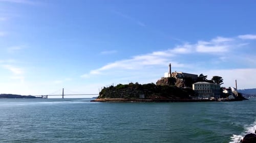 Vue d'Alcatraz depuis un bateau sur la baie de San Francisco