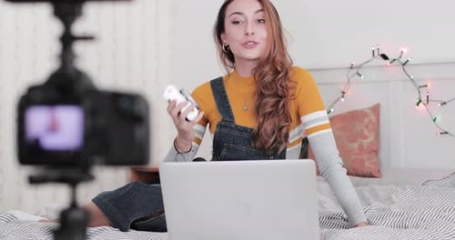 Vídeo tutorial de grabación de un influencer en casa en el dormitorio