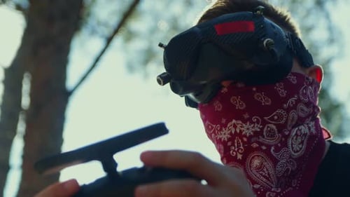 Militärischer FPV-Drohnenpilot im bewaffneten Konflikt