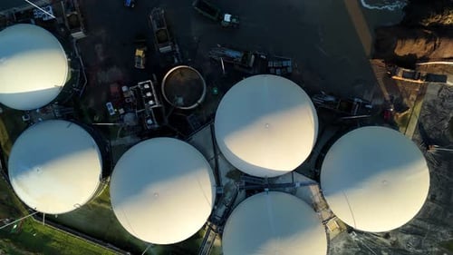 Vista aérea de un centro de energía de digestión anaeróbica en Inglaterra con cúpulas de gas industriales y
