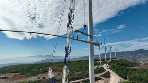 Vue aérienne de l'assemblage des pales d'éoliennes parmi les collines