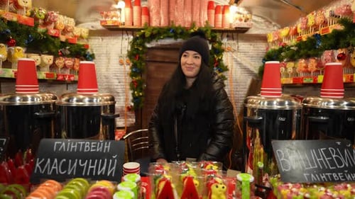 Rivne, Ukraine, 16 décembre 2022 : Foire festive où des bonbons sont vendus