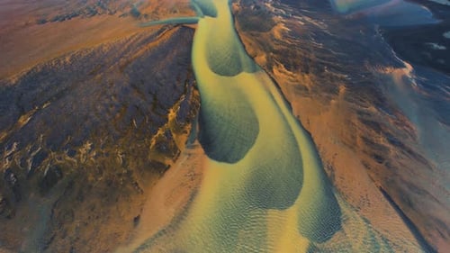 Luftaufnahme der Wasserbildung entlang der Küste im Floi Nature Reserve, Island.