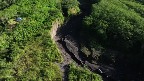 Vista aérea do vulcão em uma manhã ensolarada
