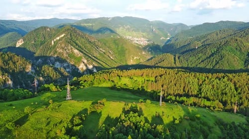 Blick vom Felsen auf die Stadt Smolyan mit Wiesen zum Viehwandern und Häusern zwischen Gebirgsketten