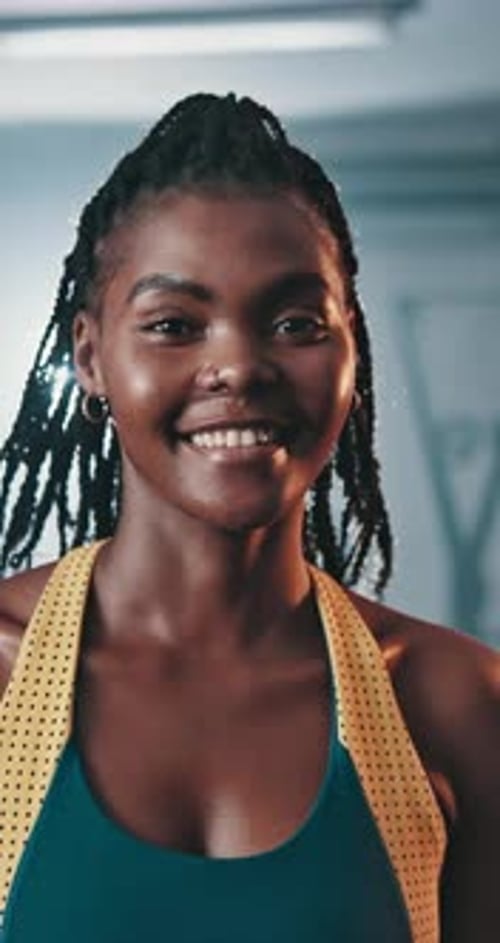 Mujer negra, rostro y estado físico, confianza en el club para el desarrollo muscular y la fuerza