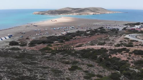 Photo aérienne de la magnifique plage de cerf-volant de Prasonisi sur l'île de Rhodes