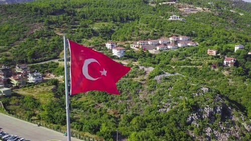 Die türkische Flagge weht auf einem Hügel mit Blick auf eine Stadt