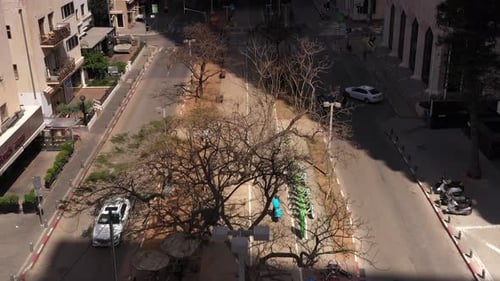 Zusteller fährt Fahrrad auf den Straßen von Tel Aviv, Luftaufnahme